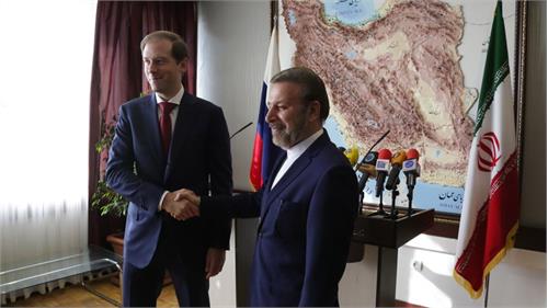 دکترواعظی در دیدار با وزیر روسیه تاکید کرد: ایجاد خط تولید مشترک در کنار گسترش روابط اقتصادی