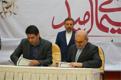 با پیگیریهای اداره کل ارتباطات وفناوری اطلاعات و باحضور جناب آقای دکتر واعظی وزیرمحترم ارتباطات وفناوری اطلاعات توافق نامه هنکاری فی ما بین استاندار قم ومدیر عامل هلدینگ گسترش الکترونیک مبین ایران امضا شد
