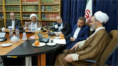 در دیدار دکتر واعظی؛ حضرت آیت الله اعرافی از خدمات دولت طی سه سال اخیر تقدیر کرد