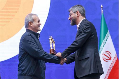 تندیس بهترین دستگاه اجرایی در محور استانداردسازی به رگولاتوری رسید