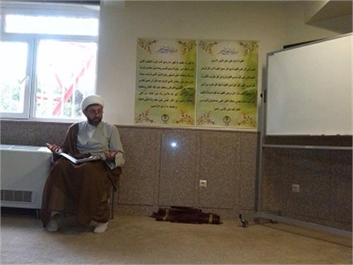 برگزاری کلاس تفسیر قرآن کریم در طول ماه مبارک رمضان در نمازخانه اداره کل ارتباطات و فناوری اطلاعات استان فارس