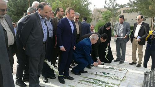 وزیر ارتباطات و فناوری اطلاعات وارد بیرجند شد / ادای احترام به مقام شهدای گرانقدر