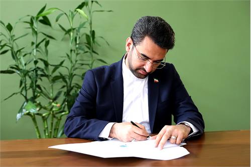 وزیر ارتباطات از مجموعه مدیران و کارکنان خود تقدیر کرد / تاکید آذری جهرمی بر پویشی هدفمند برای تقویت تولید داخلی و رونق کسب و کار