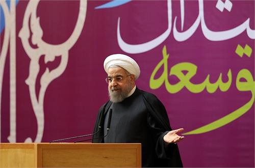 دکتر روحانی در همایش ملی زنان، اعتدال و توسعه: اعتدال شعار نیست؛ بینش، مسیر تفکر و گفتمان است/ تفکر فمینیستی را قبول نداریم، اما تحجر را هم نمی‌پذیریم / باید حضور و توانمندی بانوان را باور کنیم